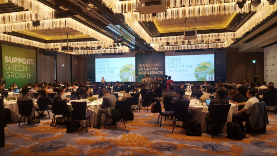 한국산업단지공단(이사장 강남훈)이 세계은행이 개최하는 '한국녹색혁신일' 행사에 참가해 한국 EIP사업을 소개했다고 3일 밝혔다. 올해로 3회째를 맞은 한국녹색성장혁신일 행사는 세계은행그룹과 개도국, 한국 공공기관 간 파트너십 구축을 통해 세계은행이 추진하는 개도국지원사업에 기술·정책 협력을 강화하는데 목적을 두고 있다. 산단공 제공